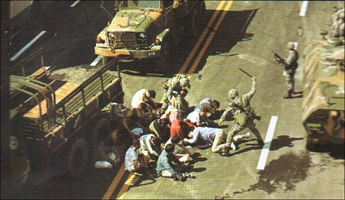 중무장한 ‘폭도’들이 시민들을 학살하고 있다. 극장에서 제공하는 팸플릿의 일부를 스캔한 사진. 